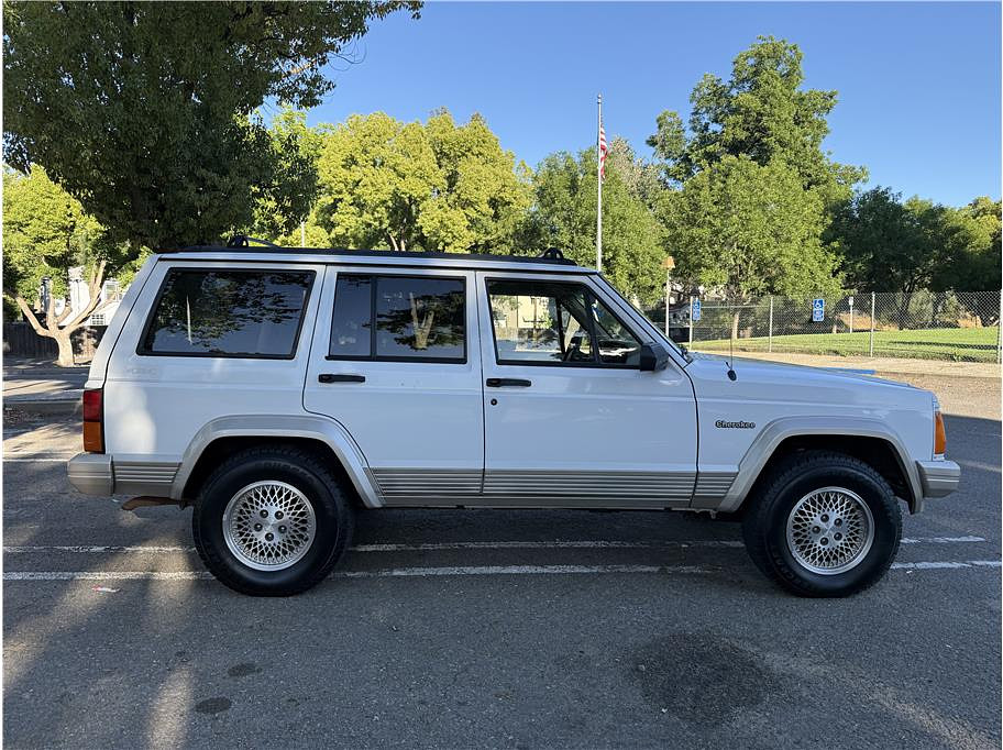 1995 Jeep Cherokee Located at Hayes Autos Classic slide-image