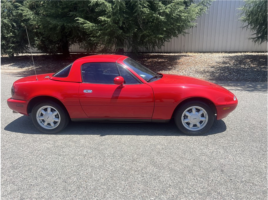 1991 Mazda MX-5 Located at Hayes Autos Classic light-box-slides