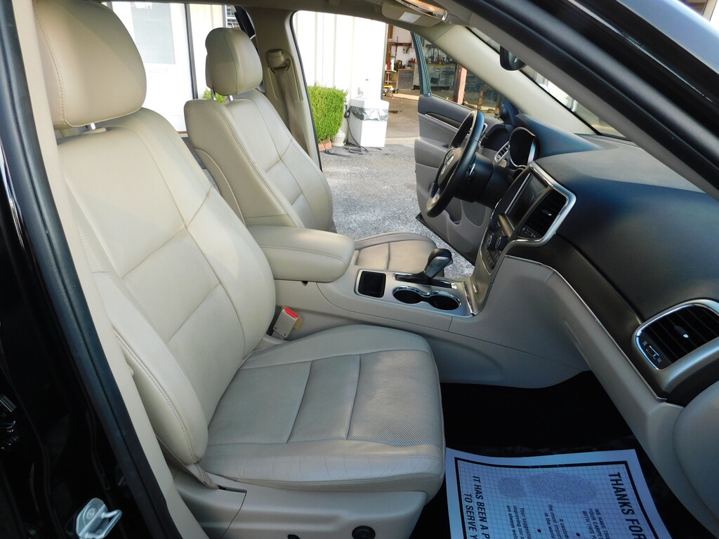 2017 Jeep GRAND CHEROKEE Located at All American Motors light-box-slides