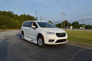 2023 Chrysler Pacifica Touring L's photo