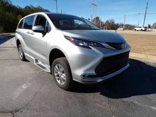 2024 Toyota Sienna XLE's photo