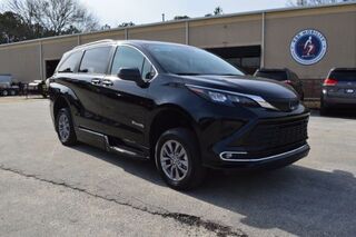 2024 Toyota Sienna XLE's photo