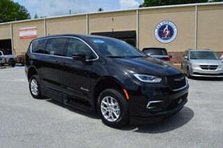 2025 Chrysler Pacifica Select's photo