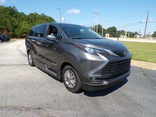 2025 Toyota Sienna XLE's photo