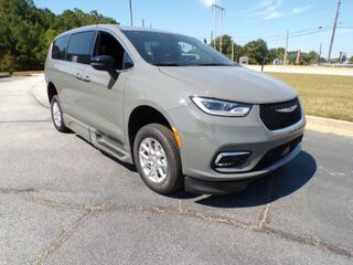 2025 Chrysler Pacifica Select's photo