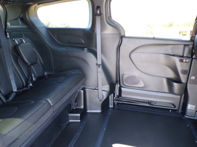 2025 Chrysler Pacifica Select - Photo 12