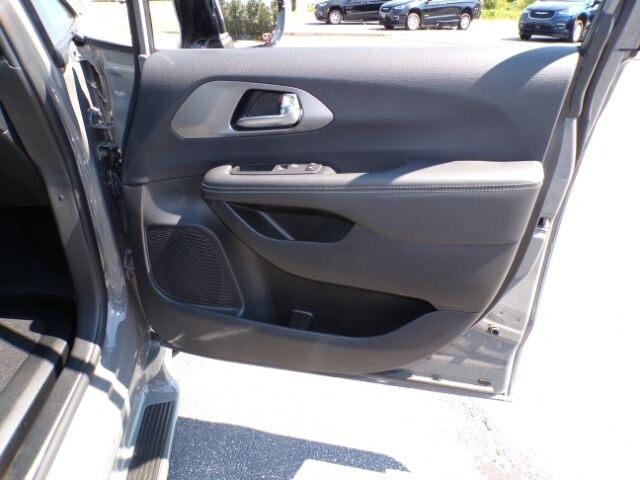 2025 Chrysler Pacifica Select - Photo 13
