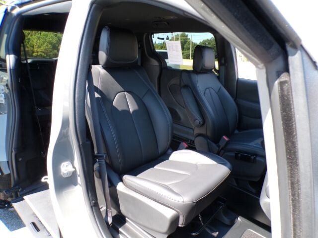 2025 Chrysler Pacifica Select - Photo 14