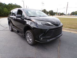 2025 Toyota Sienna XLE's photo