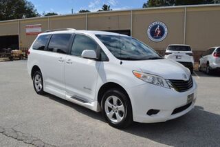 2014 Toyota Sienna LE's photo