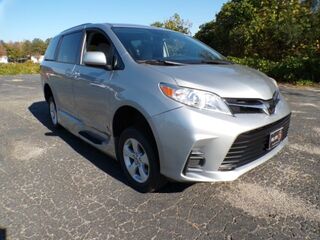 2020 Toyota Sienna LE's photo