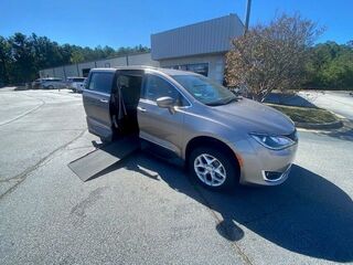 2017 Chrysler Pacifica Touring-L's photo