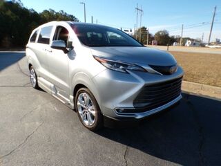 2022 Toyota Sienna Platinum's photo