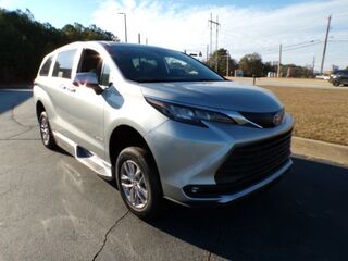 2025 Toyota Sienna XLE's photo