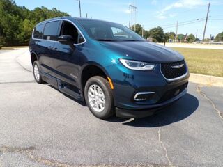 2025 Chrysler Pacifica Select's photo