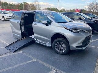 2025 Toyota Sienna LE's photo