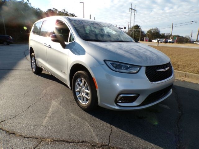 2024 Chrysler Pacifica Touring L's photo
