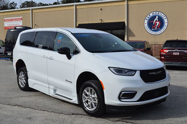 2024 Chrysler Pacifica Touring L's photo