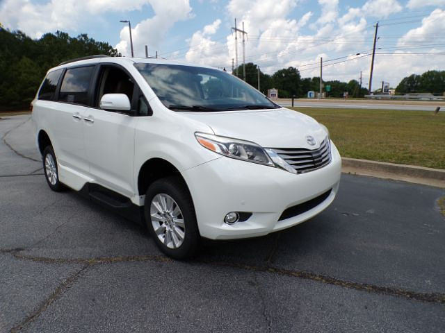 2015 Toyota Sienna Limited V6 7-Passenger's photo