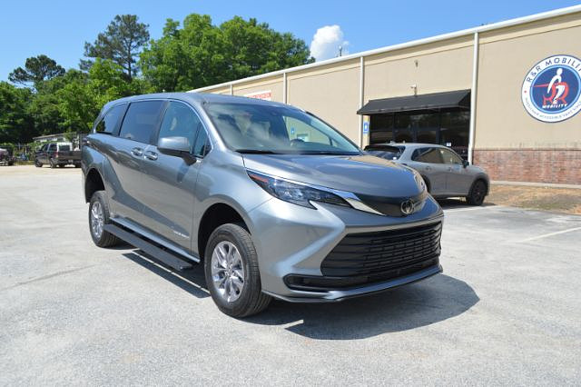 2026 Toyota Sienna LE 8-Passenger Hybrid FWD's photo