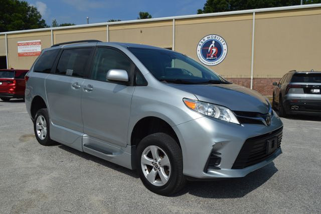 2020 Toyota Sienna LE V6 7-Passenger Access Seat FWD's photo
