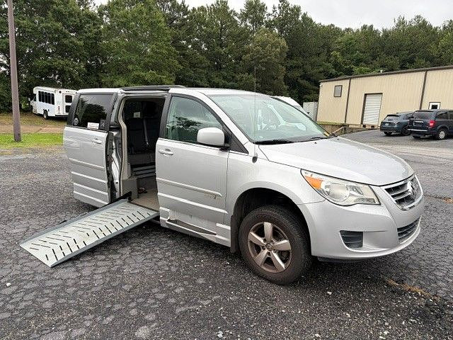 2011 Volkswagen Routan SE's photo