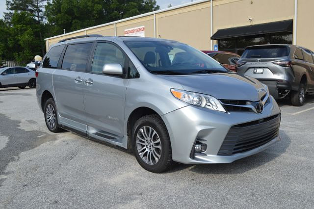 2018 Toyota Sienna XLE V6 8-Passenger's photo