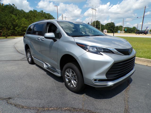 2024 Toyota Sienna XLE 7-Passenger Hybrid FWD's photo