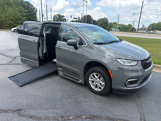 2023 Chrysler Pacifica Touring L's photo
