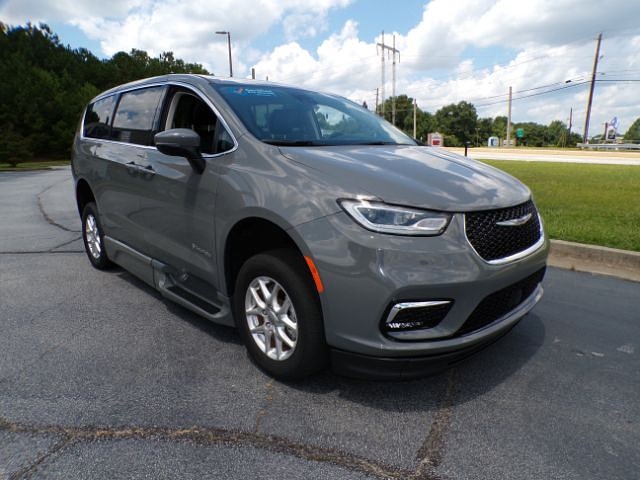 2023 Chrysler Pacifica Touring L's photo