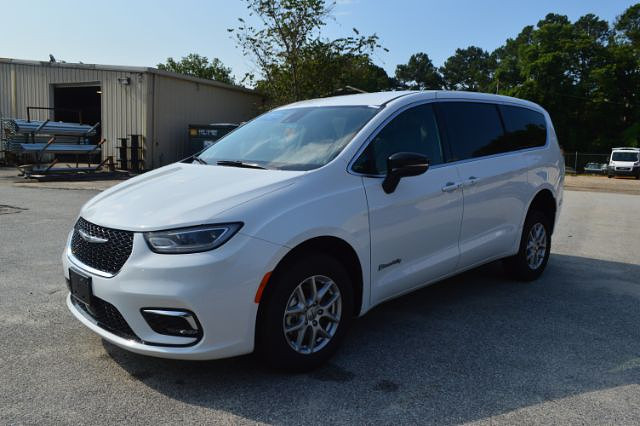 2025 Chrysler Pacifica Select's photo