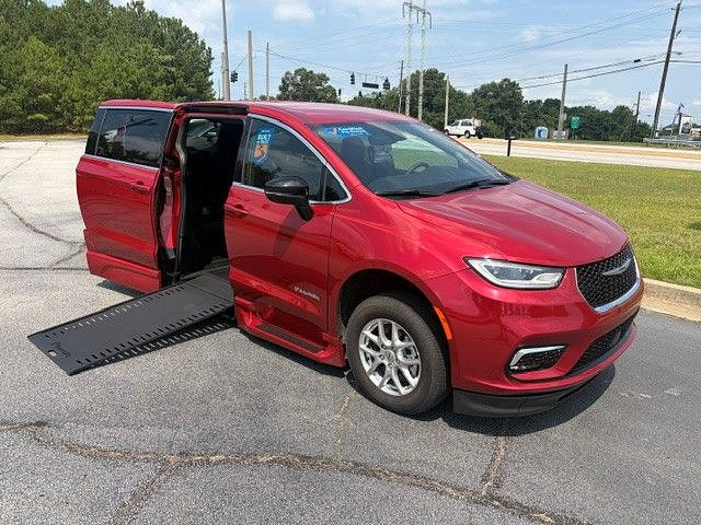 2025 Chrysler Pacifica Select's photo