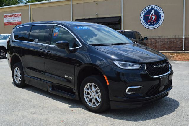 2025 Chrysler Pacifica Select's photo