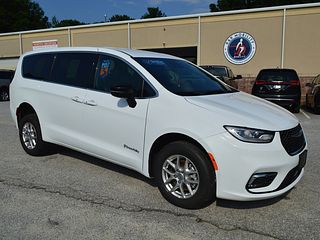 Thumbnail - 2025 Chrysler Pacifica Select