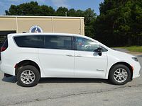 2025 Chrysler Pacifica Select - Photo 9