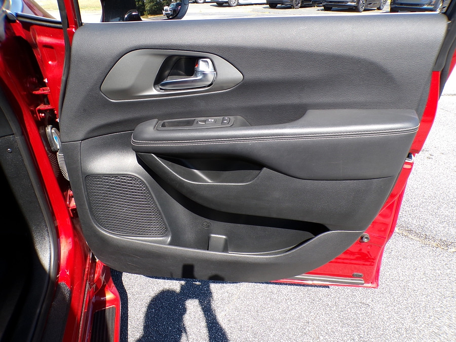 2025 Chrysler Pacifica Select - Photo 13