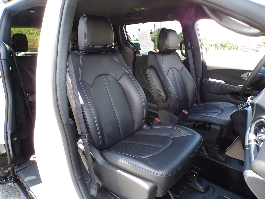 2025 Chrysler Pacifica Select - Photo 14
