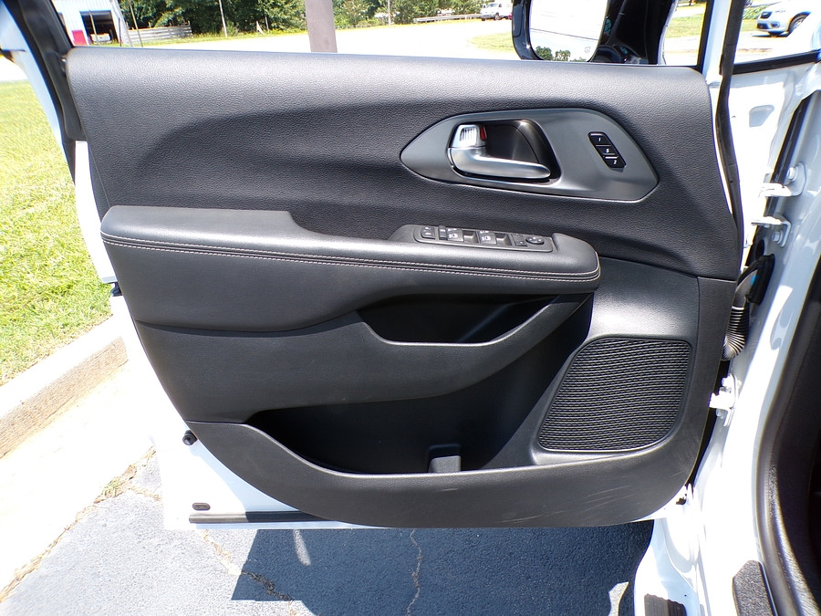 2025 Chrysler Pacifica Select - Photo 15