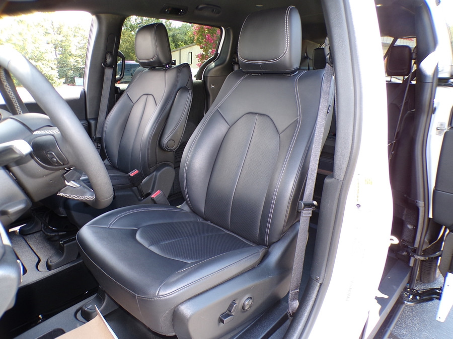 2025 Chrysler Pacifica Select - Photo 16