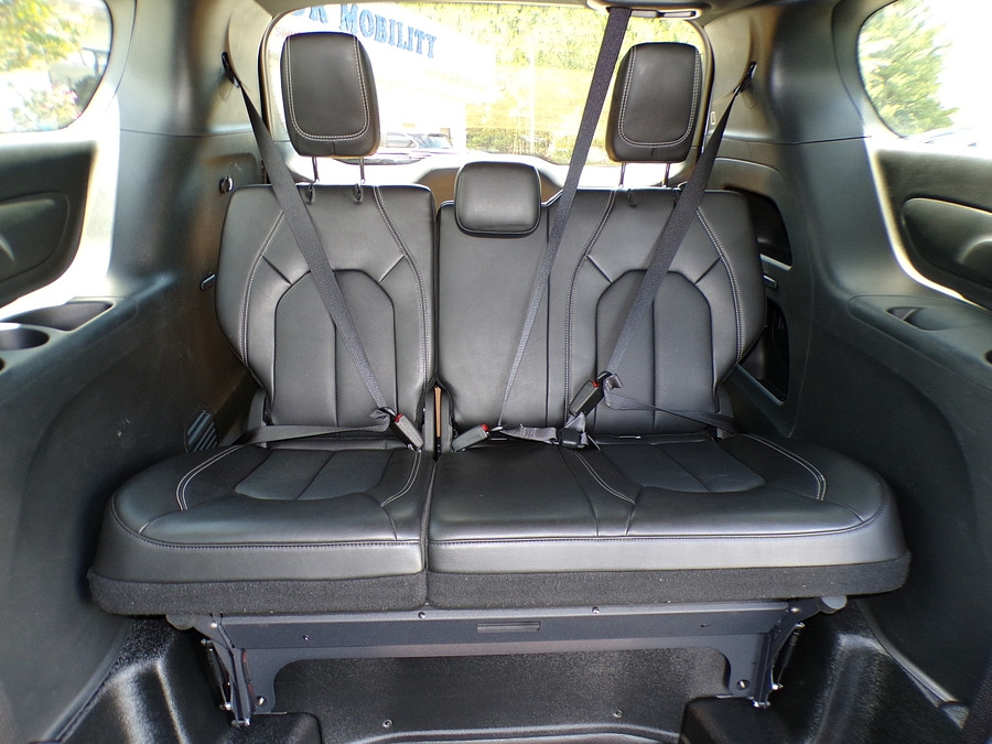 2025 Chrysler Pacifica Select - Photo 18