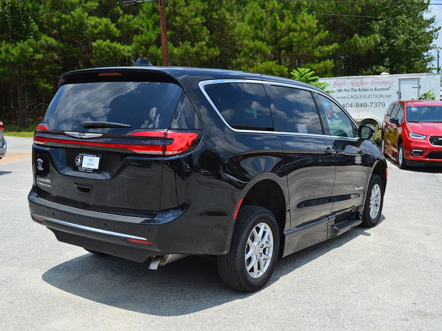 2025 Chrysler Pacifica Select - Photo 3