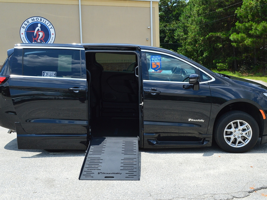 2025 Chrysler Pacifica Select - Photo 10