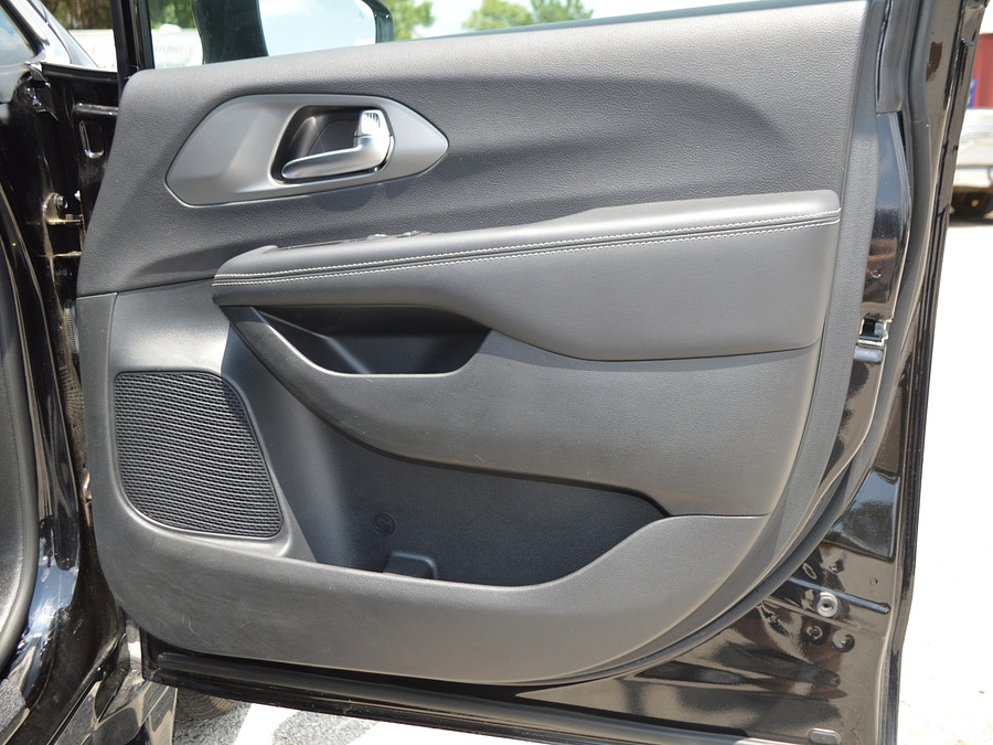 2025 Chrysler Pacifica Select - Photo 13
