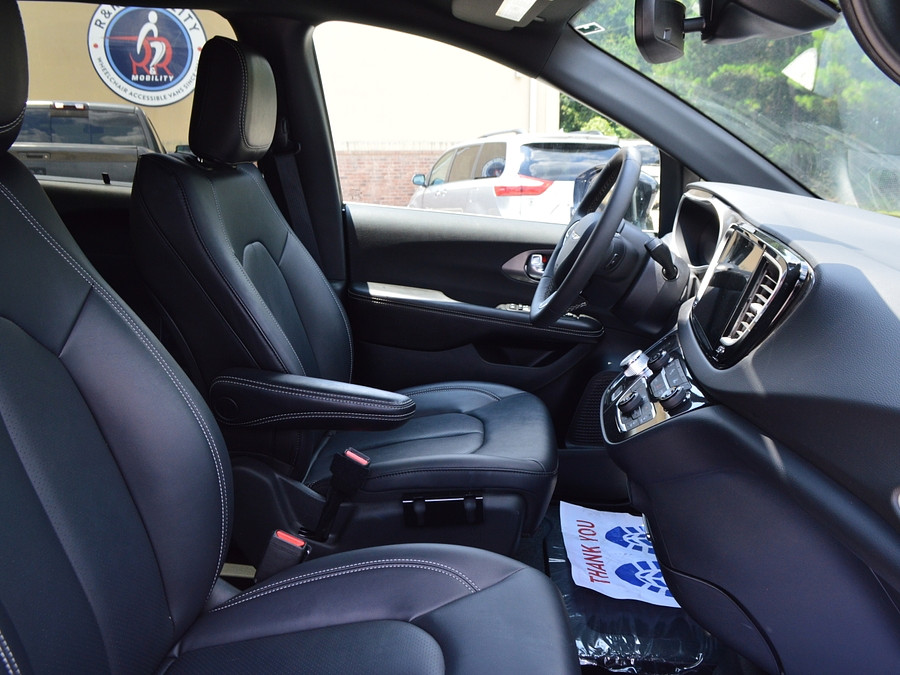 2025 Chrysler Pacifica Select - Photo 14