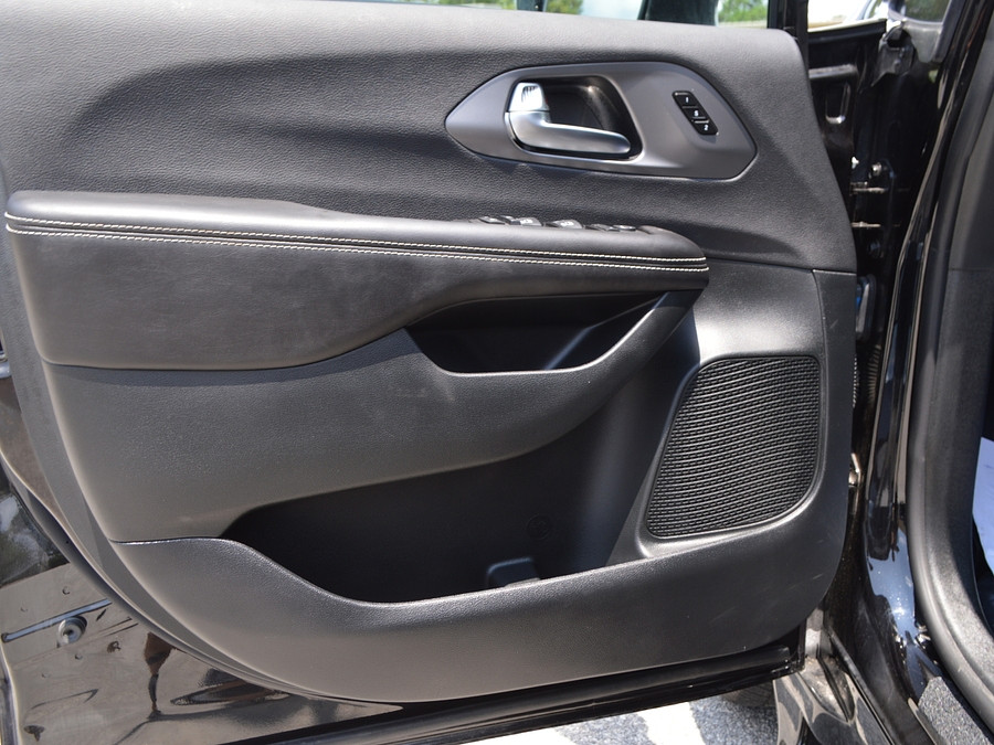2025 Chrysler Pacifica Select - Photo 15