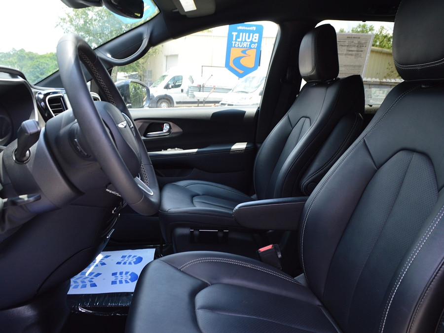2025 Chrysler Pacifica Select - Photo 16
