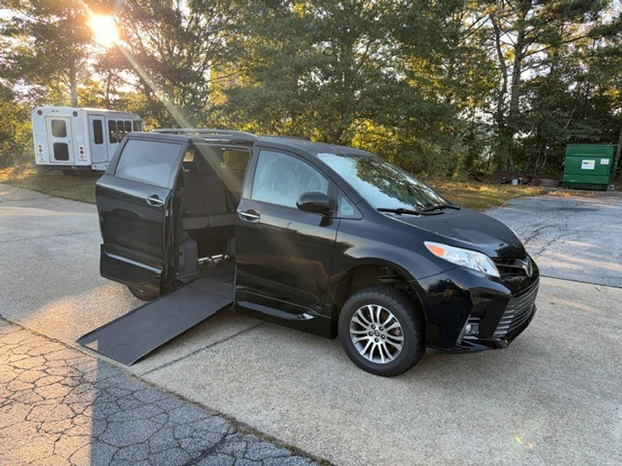 2020 Toyota Sienna XLE