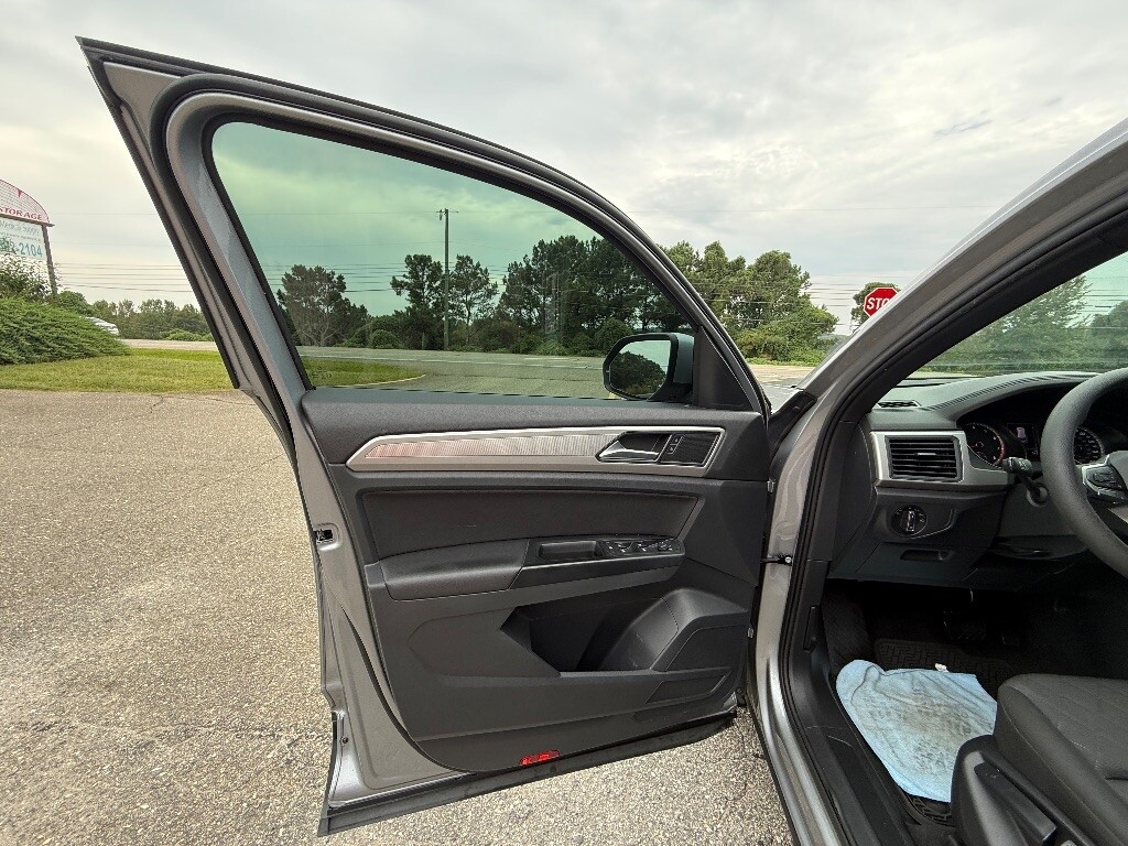 2020 Volkswagen Atlas Cross Sport Located at Jasper Easy Car Credit light-box-slides