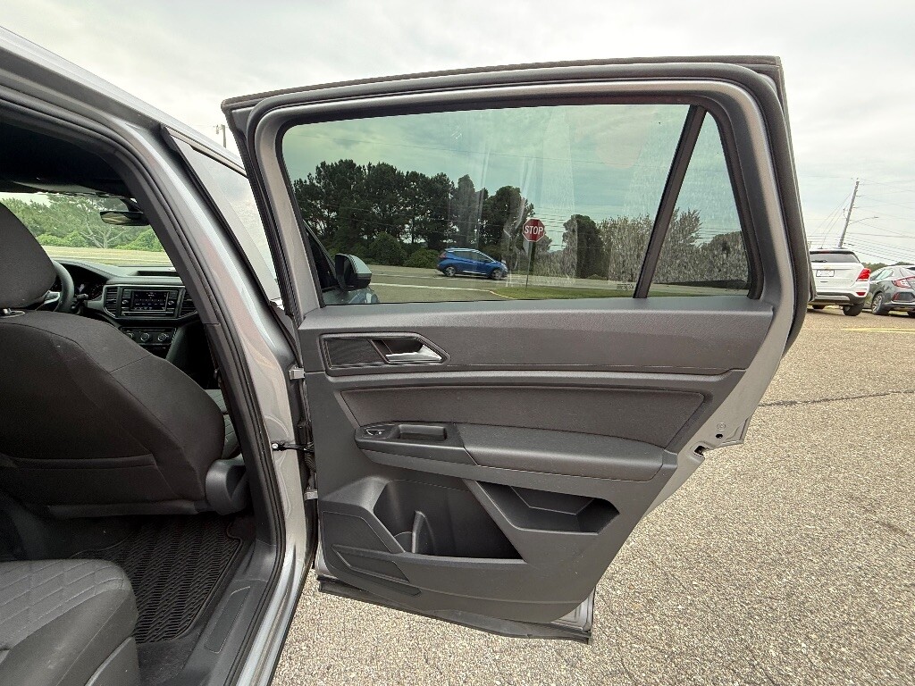 2020 Volkswagen Atlas Cross Sport Located at Jasper Easy Car Credit light-box-slides