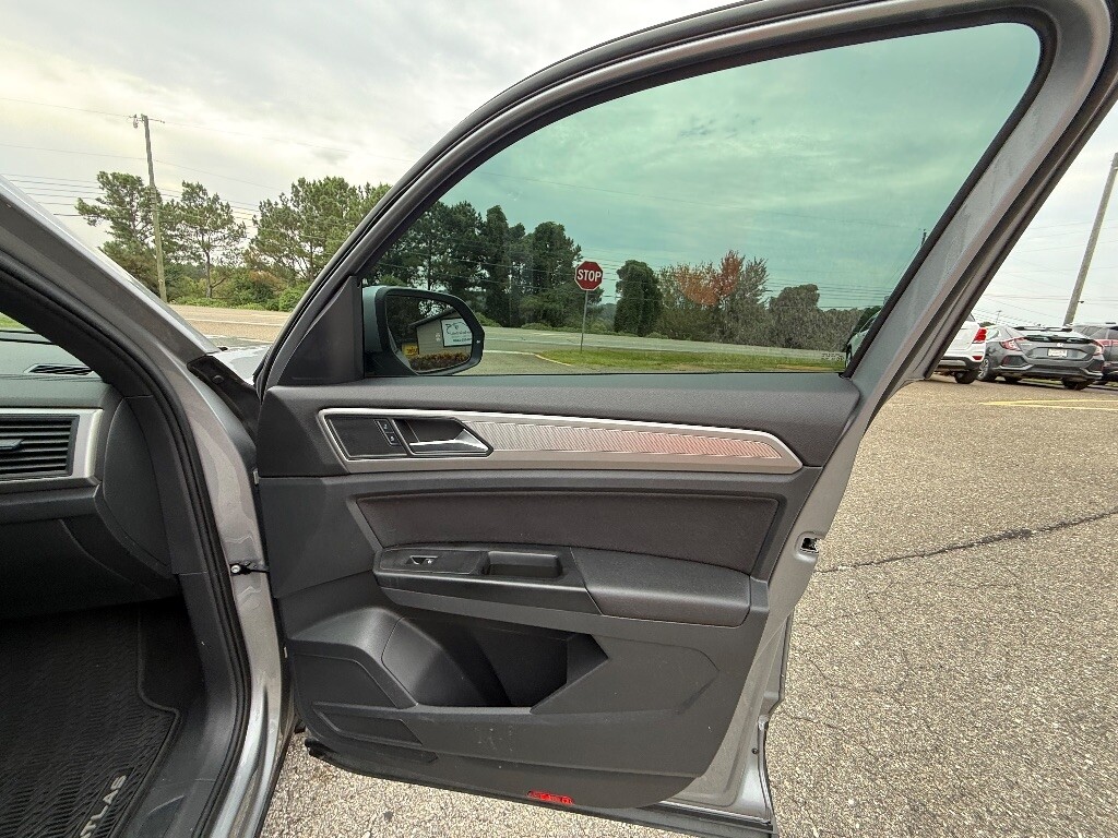 2020 Volkswagen Atlas Cross Sport Located at Jasper Easy Car Credit light-box-slides